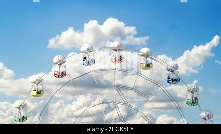 istanbul, Turchia - Settembre 2018: Ruota panoramica colorata e cielo blu nel Parco Viasea tema, Tuzla Foto Stock