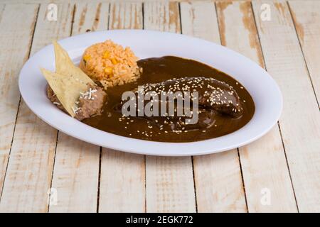 Talpa rossa messicana con pollo, riso e fagioli Foto Stock