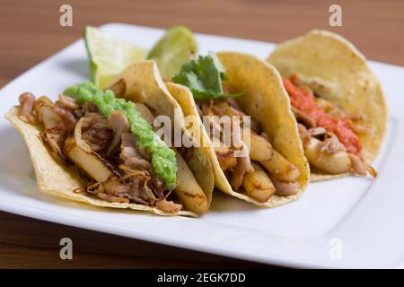 Tre tacos di manzo con salsa e coriandolo Foto Stock