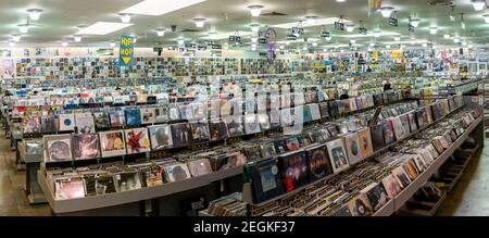 San Francisco, California, USA, 2019 agosto: Negozio di musica con immagine retrò di scatole con dischi giradischi in vinile, San Francisco, USA Foto Stock