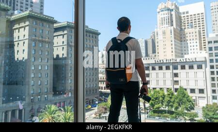 San Francisco, USA - Agosto 2019: Giovane uomo che guarda la vista di Union Square dall'ultimo piano del negozio Macys in Union Square Foto Stock