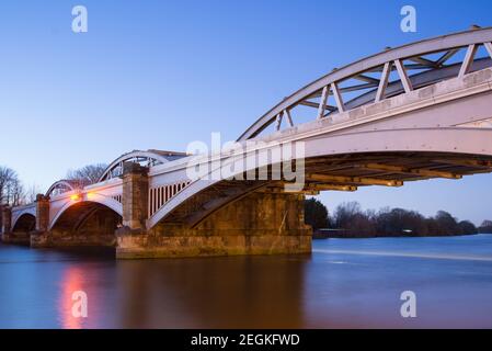 Ponte ferroviario di Barnes al tramonto Foto Stock