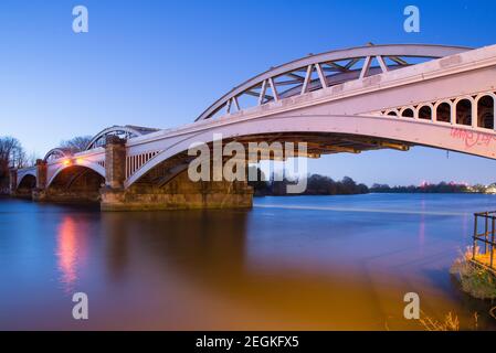 Ponte ferroviario di Barnes al tramonto Foto Stock