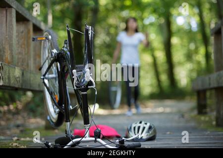 bici rotta in un parco Foto Stock