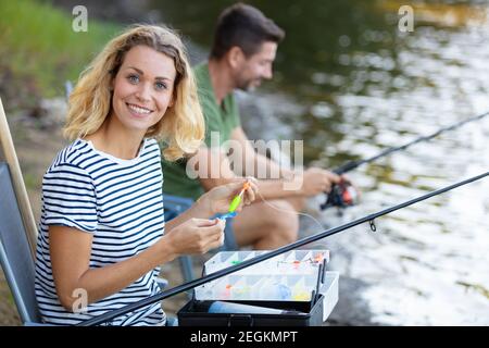 divertente coppia di pesca nel fiume Foto Stock