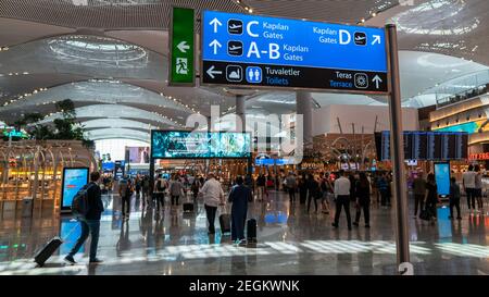 Istanbul, Turchia - Luglio 2019: Segnaletica direzionale dei cancelli di volo nella zona di transito del nuovo Aeroporto di Istanbul Foto Stock