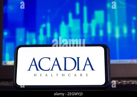 In questa illustrazione fotografica viene visualizzato un logo Acadia Healthcare sullo smartphone. Foto Stock