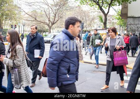 BUENOS AIRES - 15 ottobre 2019: Persone che camminano per le strade della città di Buenos Aires in Argentina. Foto Stock