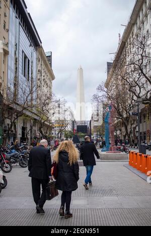 BUENOS AIRES - 15 ottobre 2019: Persone che camminano per le strade della città di Buenos Aires in Argentina. Foto Stock