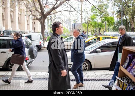 BUENOS AIRES - 15 ottobre 2019: Persone che camminano per le strade della città di Buenos Aires in Argentina. Foto Stock