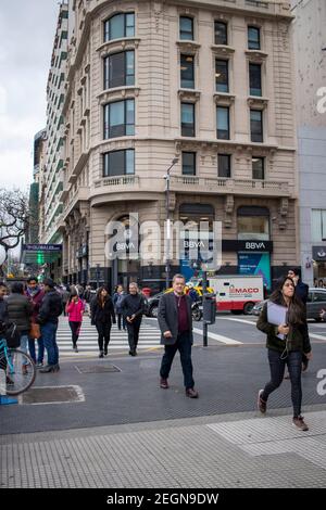 BUENOS AIRES - 15 ottobre 2019: Persone che camminano per le strade della città di Buenos Aires in Argentina. Foto Stock