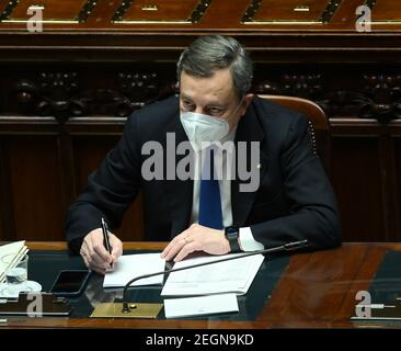 Roma, Italia. 18 Feb 2021. Il primo ministro italiano Mario Draghi partecipa a un dibattito in vista di un voto di fiducia nella Camera bassa del Parlamento a Roma, Italia, il 18 febbraio 2021. Giovedì il primo ministro italiano Mario Draghi ha vinto un voto di fiducia in Lower House, con 535 voti favorevoli, 56 contrari e cinque astanti. Credit: Alberto Lingria/Xinhua/Alamy Live News Foto Stock