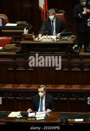 Roma, Italia. 18 Feb 2021. Il primo ministro italiano Mario Draghi (fronte) partecipa a un dibattito in vista di un voto di fiducia nella Camera bassa del Parlamento a Roma, Italia, il 18 febbraio 2021. Giovedì il primo ministro italiano Mario Draghi ha vinto un voto di fiducia in Lower House, con 535 voti favorevoli, 56 contrari e cinque astanti. Credit: Alberto Lingria/Xinhua/Alamy Live News Foto Stock