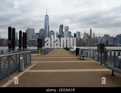 Vista dello skyline di New York dal molo di Paulus Hook New maglia Foto Stock
