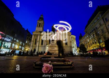 (210219) -- ZAGABRIA, 19 febbraio 2021 (Xinhua) -- intrattenitore, illusionista e maga Borna Vajdic suona in piazza Petar Preradovic, a Zagabria, Croazia, 18 2021 febbraio. (Sanjin Strukic/Pixsell via Xinhua) Foto Stock