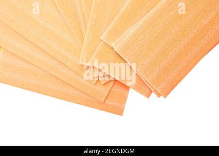 Lasagne non cotte isolate su fondo bianco. Pila di fogli di pasta di lasagne non cotte Foto Stock
