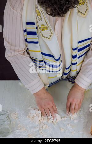 L'uomo ebreo ortodosso si prepara per la festa ebraica kosher matzah fatto a mano preparare Foto Stock