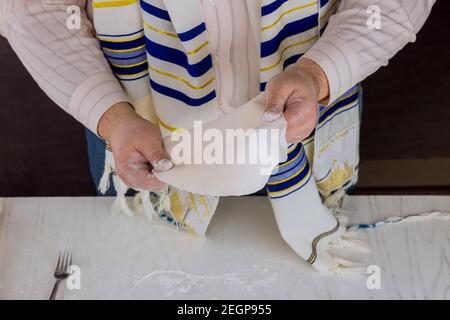 L'uomo ebreo ortodosso si prepara per la festa ebraica kosher matzah fatto a mano preparare Foto Stock