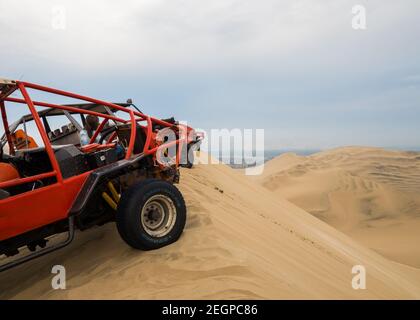 Perù, Ica - 21 settembre 2019 - Buggy e dune di sabbia vista rom la cima di una duna Foto Stock