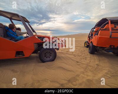 Perù, Ica - 21 settembre 2019 - i turisti godono il tramonto nel deserto da buggy Foto Stock