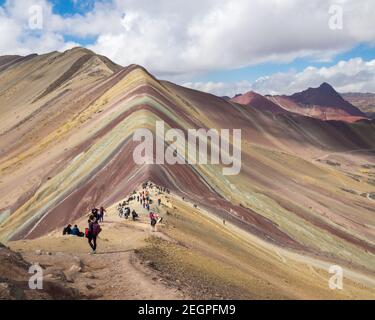 Perù, Vinicunca - 27 settembre 2019 - molti turisti si riuniscono alla montagna 7 colori Foto Stock