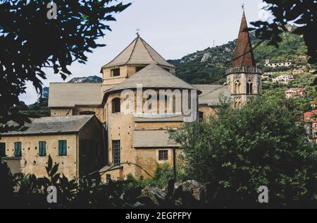 Chiesa del centro storico di Finalborgo in Liguria Foto Stock
