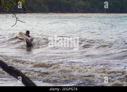 Puerto Viejo, Costa Rica - 30 novembre 2019 - il pescatore si prepara a gettare la rete Foto Stock