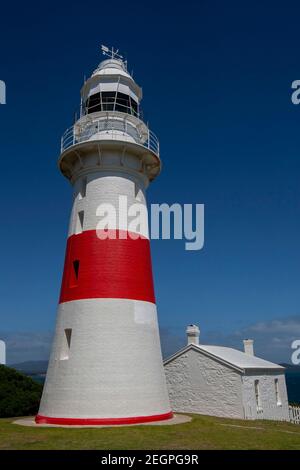 Il faro Low Head e la stazione pilota che si affaccia verso lo stretto di Bass sulla costa settentrionale della Tasmania in Australia. Foto Stock