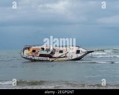 Puerto Viejo, Costa Rica - 30 novembre 2019 - relitto vicino alla spiaggia, barca piena di graffiti Foto Stock