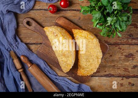 Primo piano fritto nazionale cheburek torta asiatica, tradizionale pattina fatta in casa Foto Stock