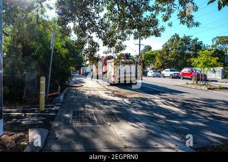 Melbourne, Australia. 18 Feb 2021. Il numero di camion fuoco è visto parcheggiato sulla strada di Alma vicino all'edificio di utilità ad Alma Park.A fuoco è rotto la mattina presto giovedì 18 febbraio. Secondo gli ufficiali della scena, la causa dell'incendio è sotto inchiesta. Gli investigatori stanno esaminando 3 scenari: Arson deliberatamente illuminato, guasto elettrico o incendio accidentale causato dall'uomo - sigaretta nel cestino. Non sono state segnalate vittime. Credit: SOPA Images Limited/Alamy Live News Foto Stock