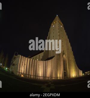 Reykjavik, Islanda - 5 dicembre 2017 - Cattedrale di Hallgrimskirkja Reykjavik Islanda di notte vista dal fronte, ombre dalle finestre sul pavimento Foto Stock