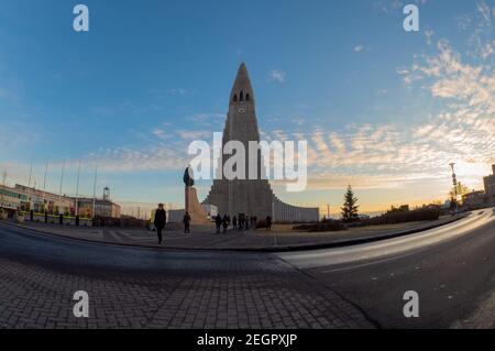 Reykjavik, Islanda - 5 dicembre 2017 - Hallgrimskirkja Cattedrale vista frontale con pedoni di fronte Foto Stock