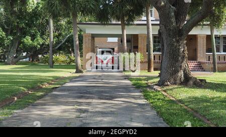 USA, Fort Lauderdale - 12 maggio 2017 - 1964 Volkswagen tipo 2 rosso Combi parcheggiato sotto casa di mattoni Foto Stock