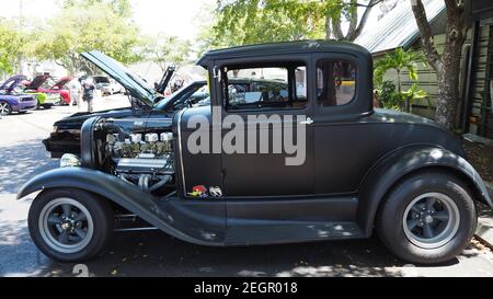 USA, Fort Lauderdale - 21 maggio 2017 - USA, Fort Lauderdale - 21 maggio 2017 - Mate nero Custom Rod basato su 1929 Ford modello UNA vista laterale con it esposto Foto Stock