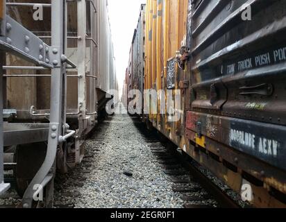 USA, ft Lauderdale - 12 novembre 2019 - immagine scattata tra due treni, contenitori coperti di graffiti e ghiaia Foto Stock