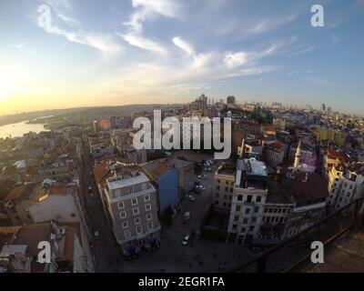 Istanbul vista panoramica dalla cima della torre Galata al tramonto, edifici auto e strade sotto il cielo blu Foto Stock