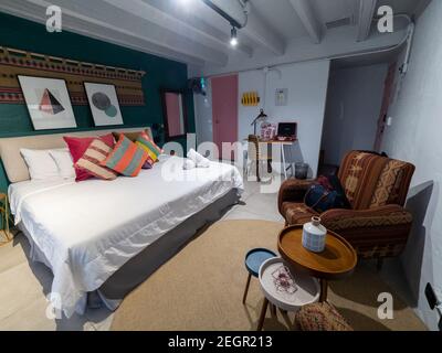 Perù, Lima - 28 settembre 2019 - moderno ostello dall'aspetto interno camera, decorato con colori luminosi e piccoli tavoli Foto Stock