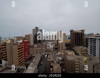 Perù, Lima - 28 settembre 2019 - Lima città skyline, edifici in diversi colori e altezze Foto Stock