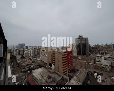 Perù, Lima - 28 settembre 2019 - Lima città skyline, edifici in diversi colori e altezze Foto Stock