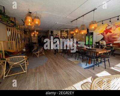 Peru, Lima - 28 settembre 2019 - piccola caffetteria con decorazione dall'aspetto moderno, lampade in legno appese al soffitto Foto Stock