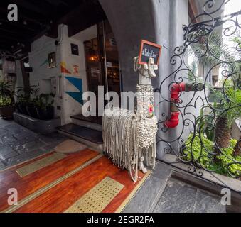 Perù, Lima - 28 settembre 2019 - scultura Llama fatta con vecchi telefoni e corde all'ingresso di Selina Foto Stock