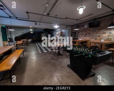 Peru, Lima - 28 settembre 2019 - Calcio da tavolo all'interno della barra con motivo a scacchiera Foto Stock