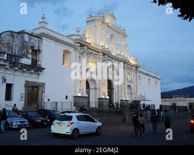 Guatemala, Antigua - 26 maggio 2019 - Cattedrale di San Jose su plaza Mayor Antigua guatemala di notte, persone e auto per strada Foto Stock