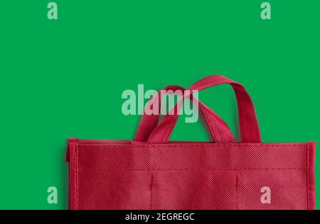 Borsa in cotone rosso su sfondo pieno con spazio per la copia Foto Stock