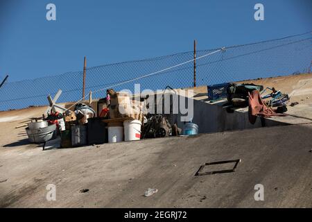 Un accampamento senza dimora si trova in una strada nel centro di Los Angeles, California, Stati Uniti. Foto Stock