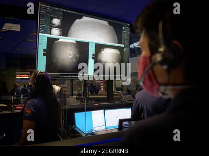 Handout foto dei membri del team di Mars rover della NASA durante il controllo della missione, mentre le prime immagini arrivano pochi istanti dopo che la navicella spaziale ha toccato con successo su Marte, giovedì 18 febbraio 2021, al Jet Propulsion Laboratory della NASA a Pasadena, California. Un obiettivo chiave per la missione di perseveranza su Marte è l'astrobiologia, compresa la ricerca di segni di antica vita microbica. la rover caratterizzerà la geologia del pianeta e il clima passato, spianerà la strada all'esplorazione umana del pianeta Rosso e sarà la prima missione a raccogliere e memorizzare nella cache la roccia marziana e il regolite. Foto di B Foto Stock