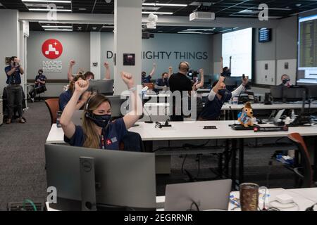 Handout photo of Inside a mission support area at NASA Jet Propulsion Laboratory in Southern California, Marte 2020 membri del team di perseveranza hanno mostrato la loro gioia come la navicella spaziale ha completato con successo una serie complessa di passi per toccare in sicurezza la superficie marziana il 18 febbraio, 2021 il laboratorio di propulsione Jet della NASA ha costruito e gestisce le operazioni della Mars 2020 per la NASA. Photo by NASA via ABACAPRESS.COM Credit: Abaca Press/Alamy Live News Foto Stock