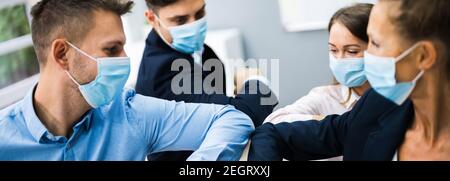 Business Team gomito in maschere facciali Foto Stock