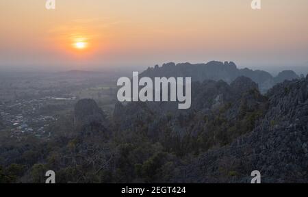 Questa è la foto della montagna in pietra limosa in Pisanulok Thailandia durante il tramonto in zona rurale, la vista è dalla cima della montagna. Foto Stock